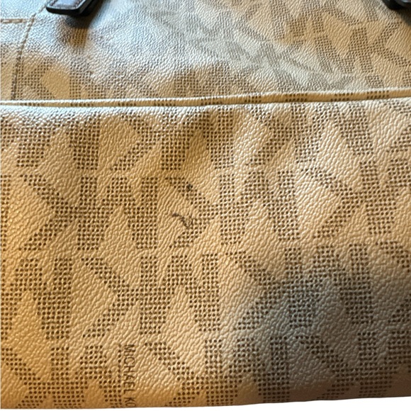 Michael Kors Jet Set Tote - Picture 4 of 7